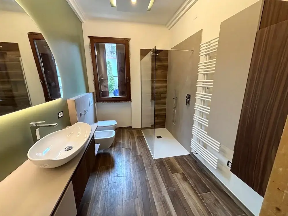 Bagno moderno con doccia walk-in - Dopo